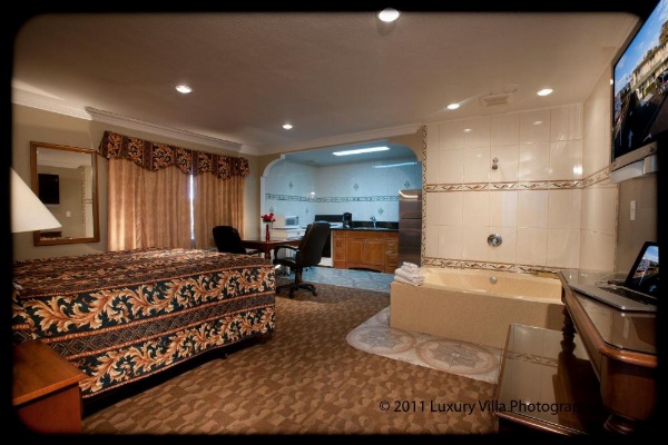 Crystal Lodge Motel image 43