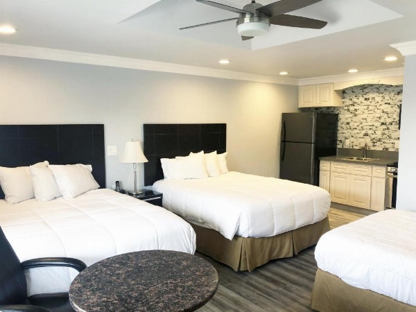 Crystal Lodge Motel image 52