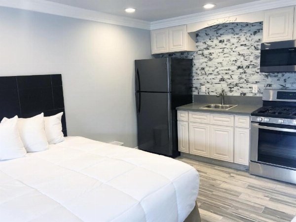 Crystal Lodge Motel image 54