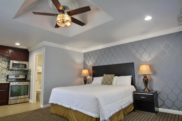 Crystal Lodge Motel image 58